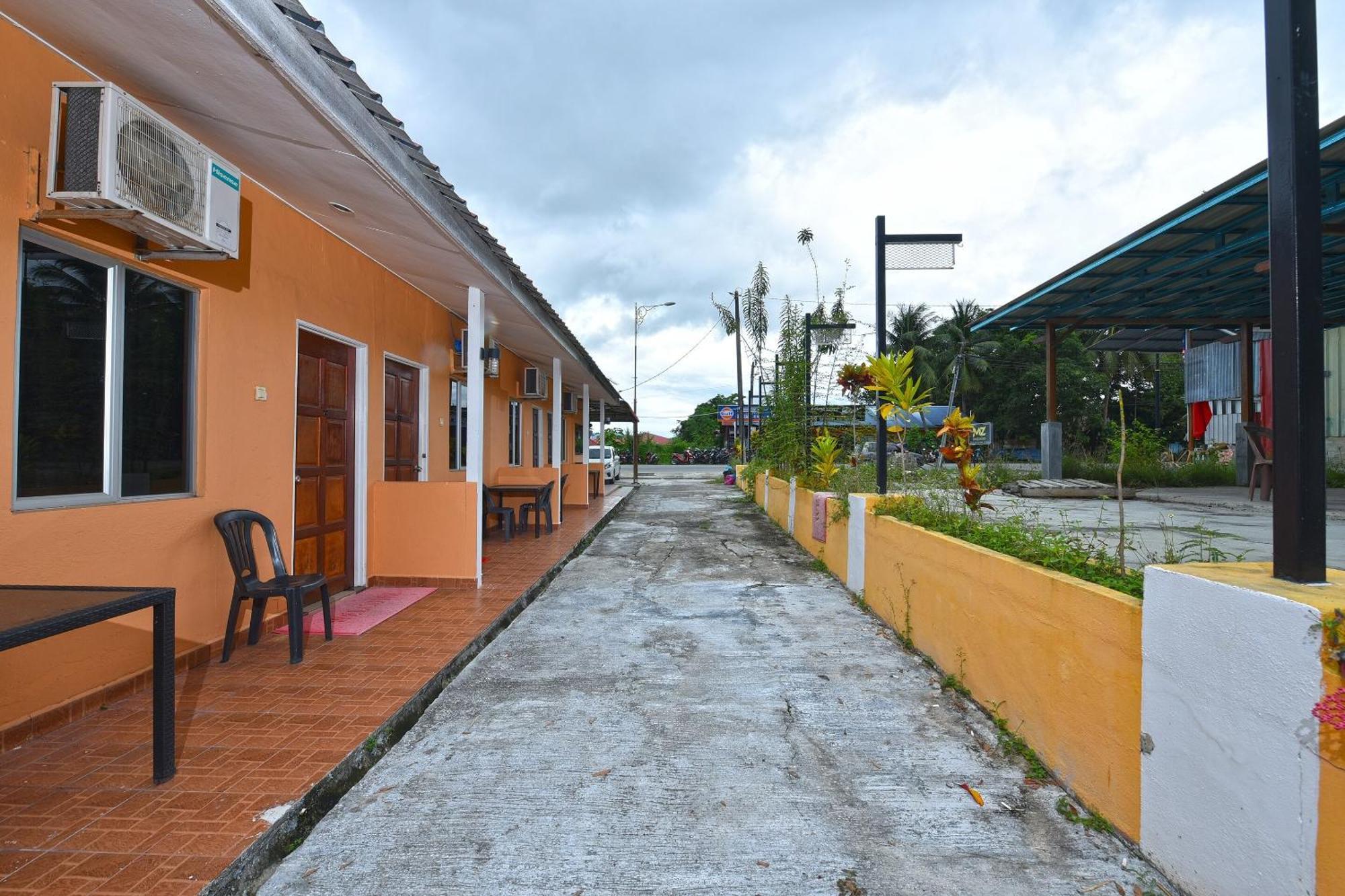 Oyo 90561 Awan Biru Motel Pantai Cenang  Exterior photo