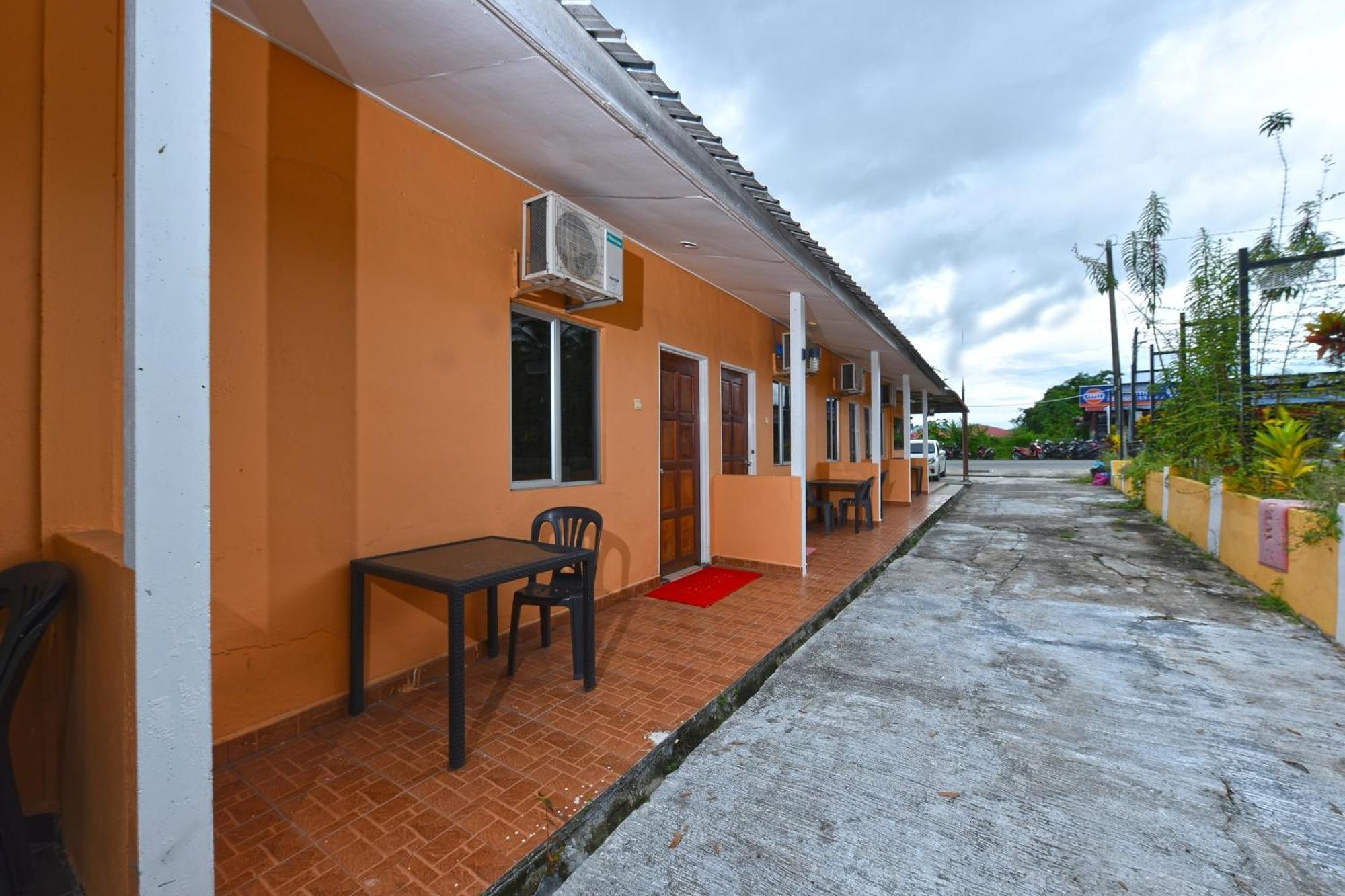 Oyo 90561 Awan Biru Motel Pantai Cenang  Exterior photo