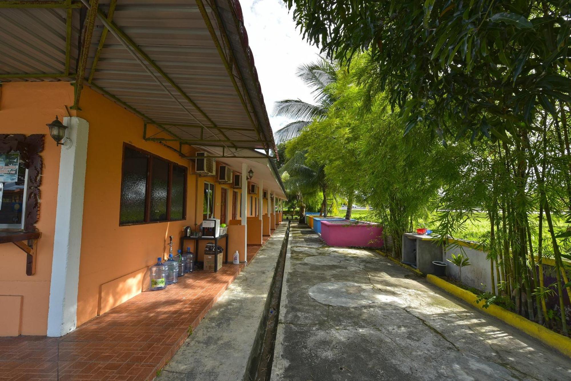 Oyo 90561 Awan Biru Motel Pantai Cenang  Exterior photo