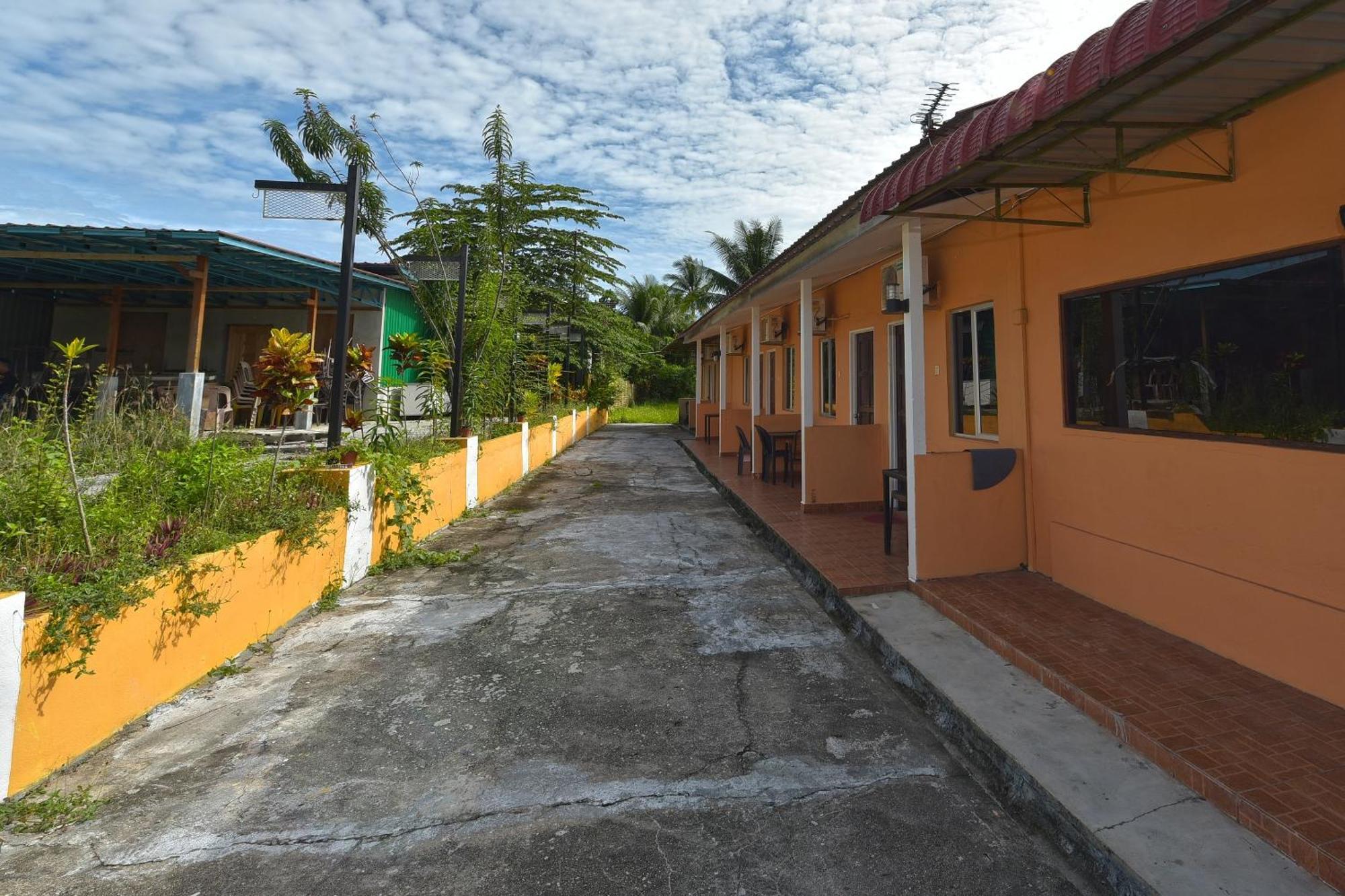 Oyo 90561 Awan Biru Motel Pantai Cenang  Exterior photo